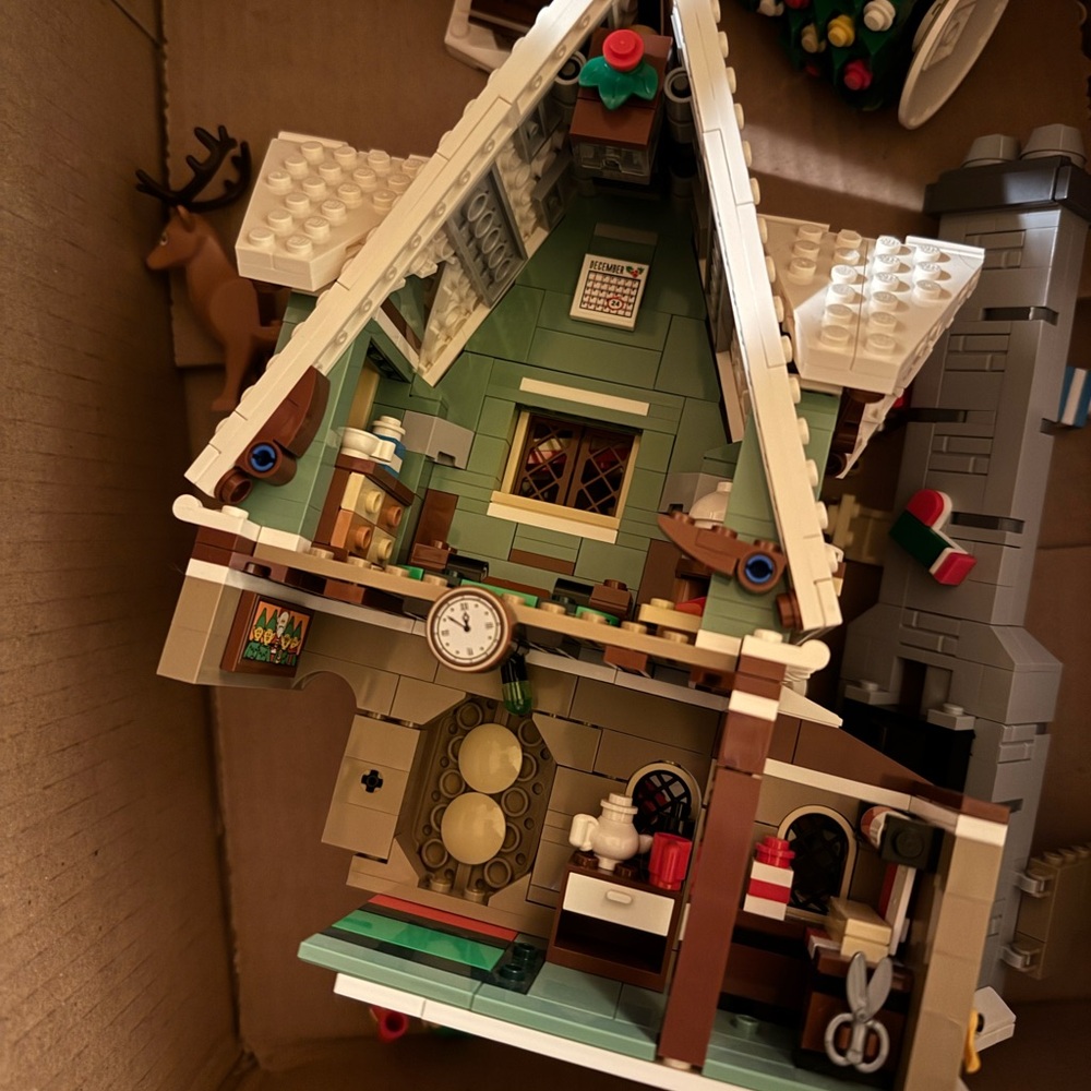 Lego North Pole Workshop Set with Green and Red - Picture 3 of 3